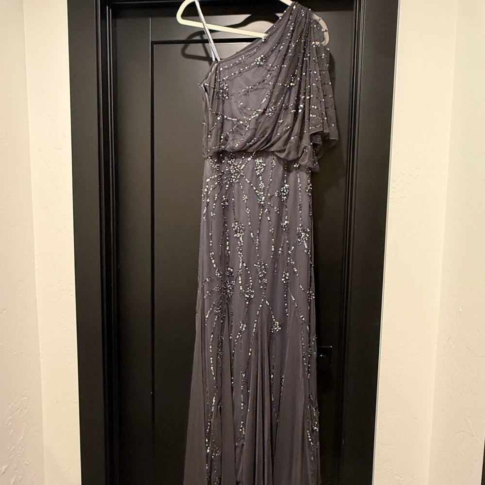 Adriana papell dress nearly new!! Zipper has a tiny area that might need repair.